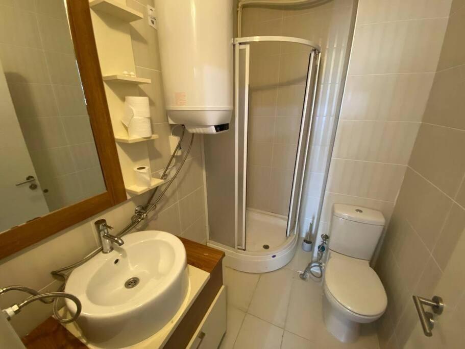 Apartment Lovely 3 Bedrooms Luxury Apt With Pool And Gym