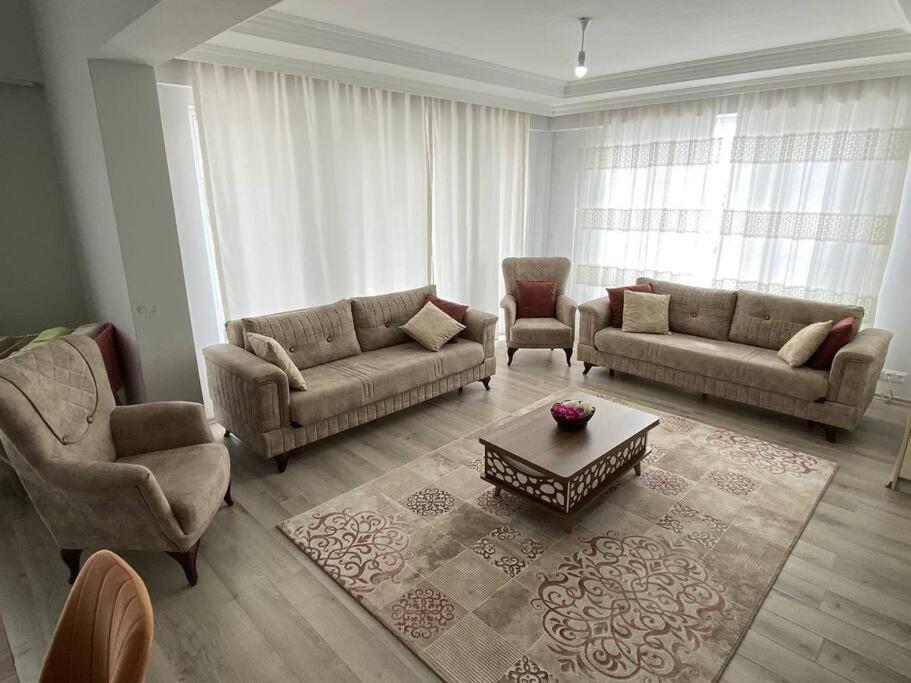 Apartment Lovely 3 Bedrooms Luxury Apt With Pool And Gym *