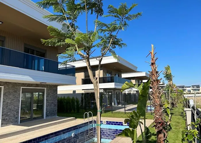 Antalya Belek\'Te Oezel Havuzlu Villa Sitesi