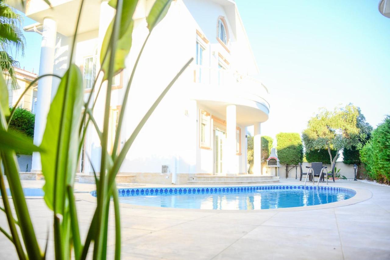 Villa Private With Pool Near The *