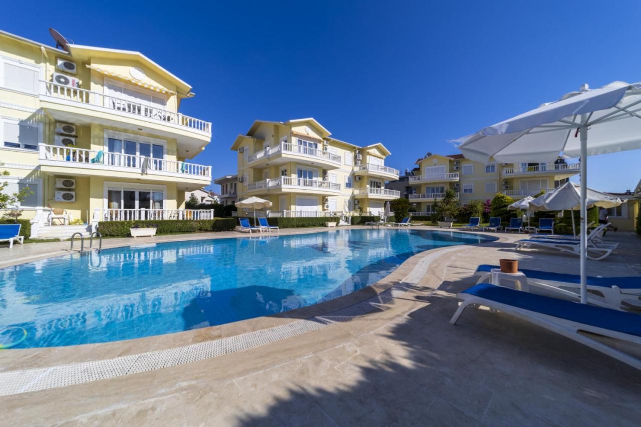 Flat With Balcony And Shared Pool In Apartment *