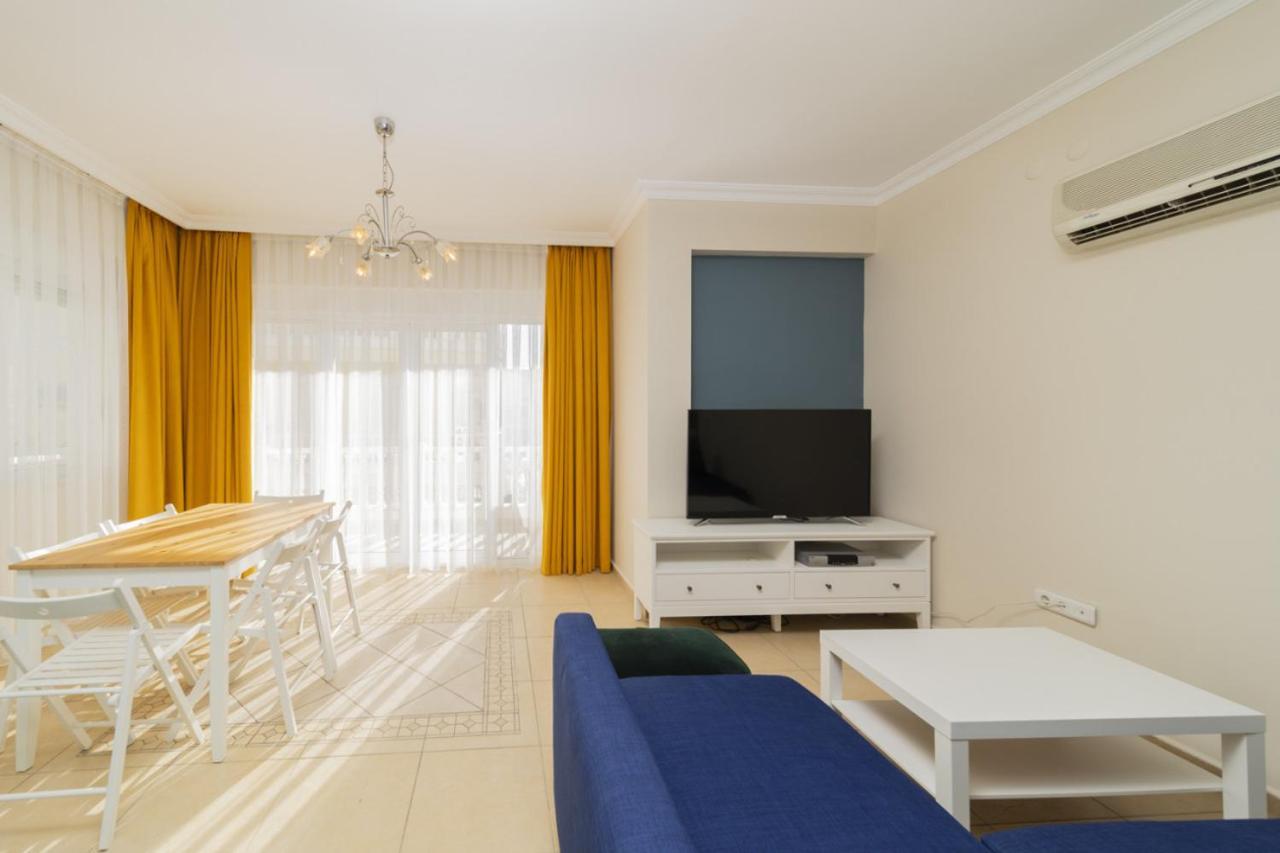 Flat With Balcony And Shared Pool In Apartment *