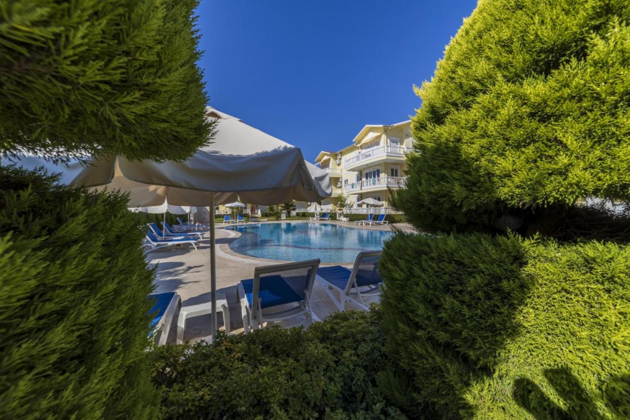 Flat With Balcony And Shared Pool In Apartment *