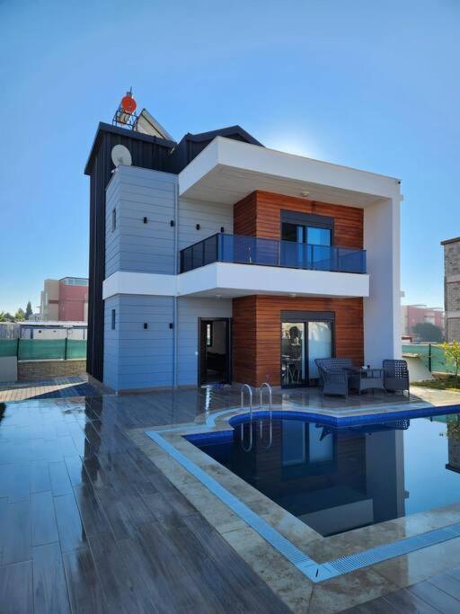 Incredible Luxury 3 Bedrooms And A Hall *