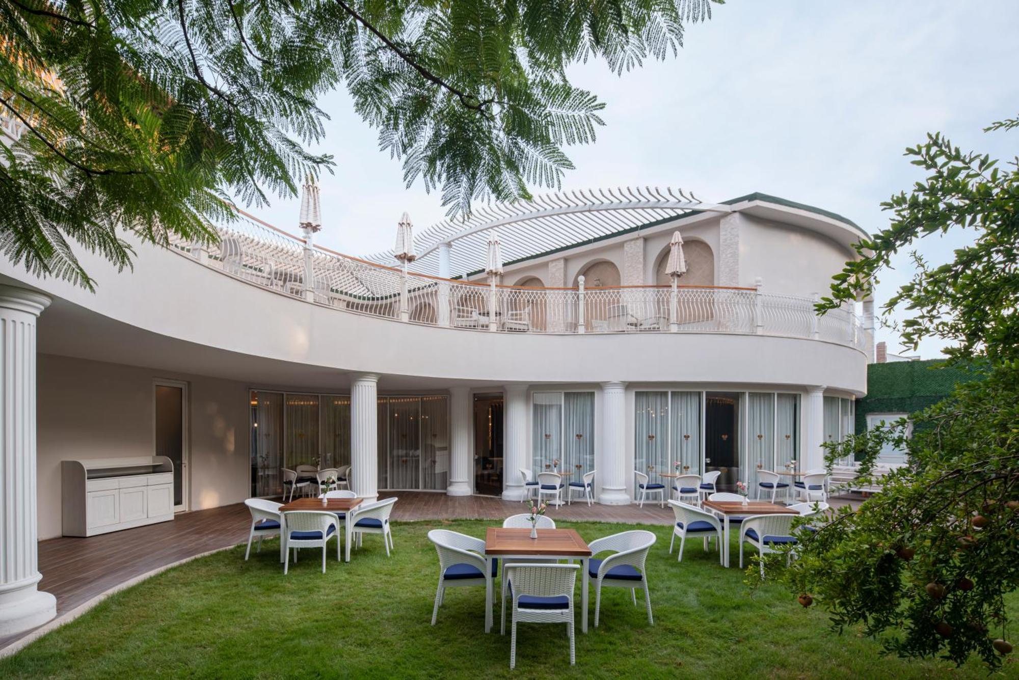Papillon Belvil Holiday Village