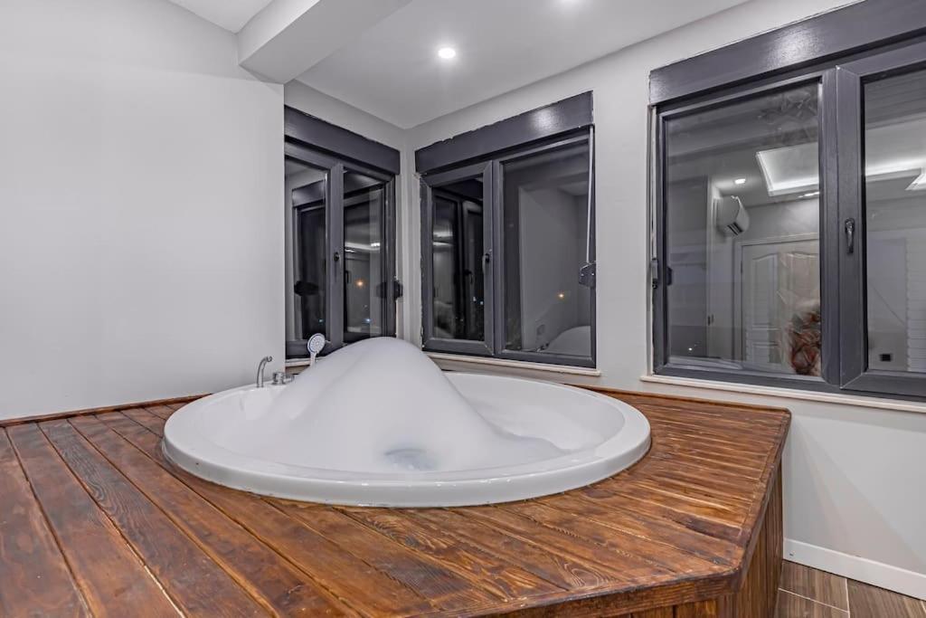 Near By The Land Of Legends , Private Pool With Jakuzzi Euphoria Villa *