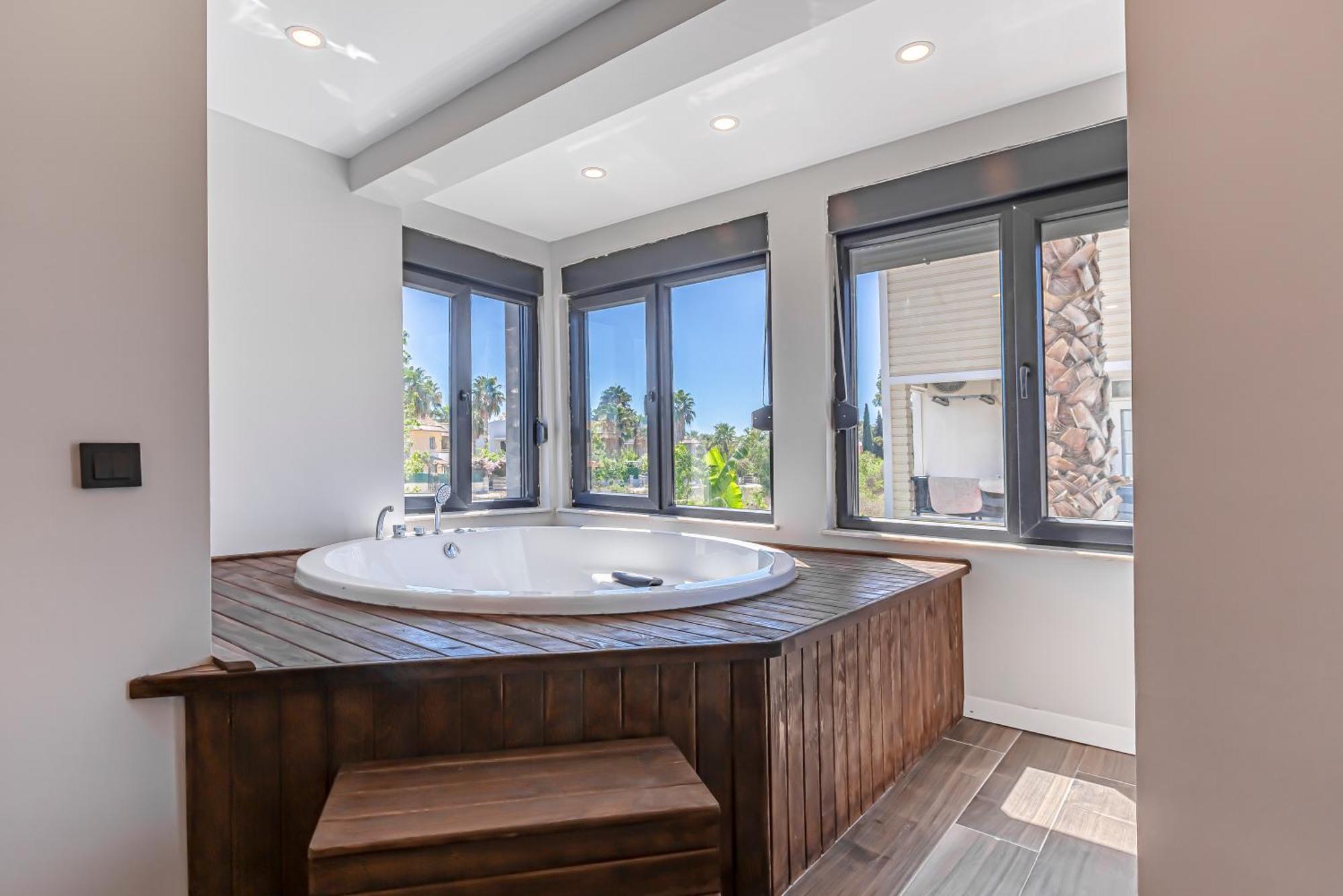 Villa Near By The Land Of Legends , Private Pool With Jakuzzi Euphoria