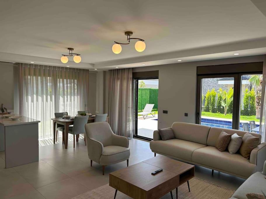 Antalya Belek'te Oezel Havuzlu Sitesi Villa