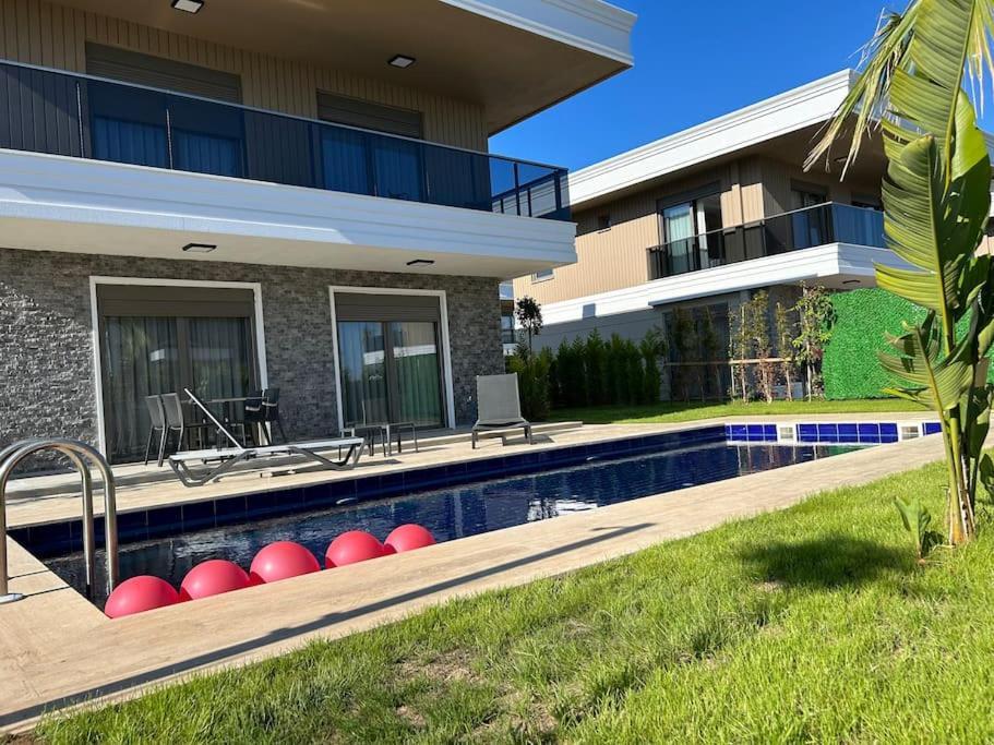 Antalya Belek'te Oezel Havuzlu Sitesi