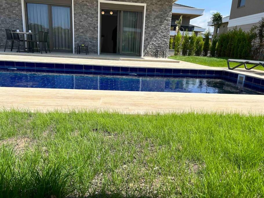 Antalya Belek'te Oezel Havuzlu Sitesi Villa