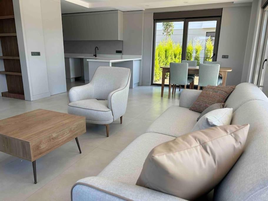 Antalya Belek'te Oezel Havuzlu Sitesi Villa *