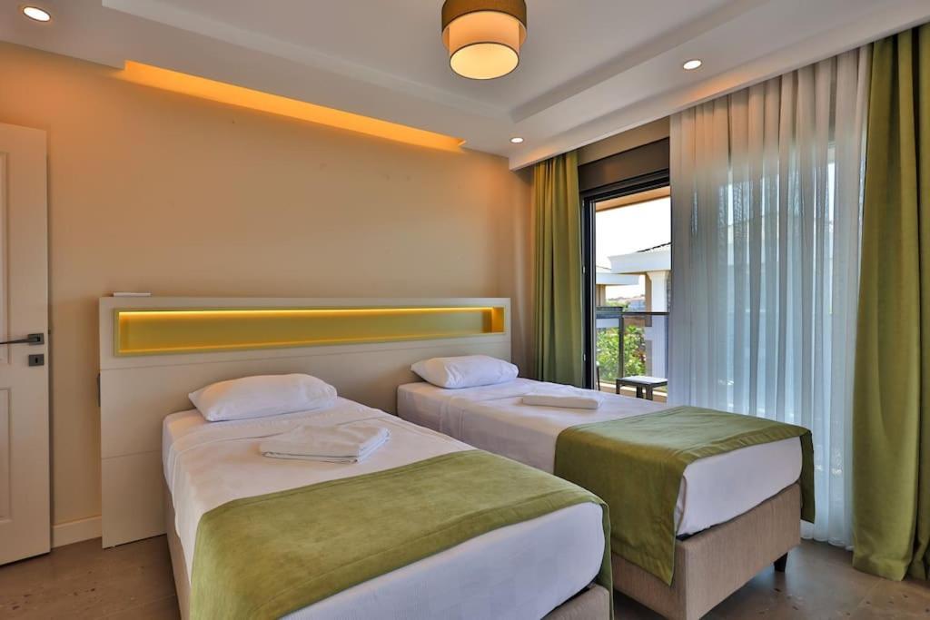 Antalya Belek'te Oezel Havuzlu Sitesi Villa *