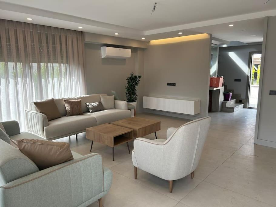 Antalya Belek'te Oezel Havuzlu Sitesi Villa *