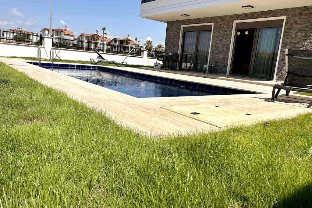 Antalya Belek'te Oezel Havuzlu Sitesi Villa *