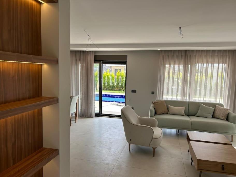 Antalya Belek'te Oezel Havuzlu Sitesi Villa *