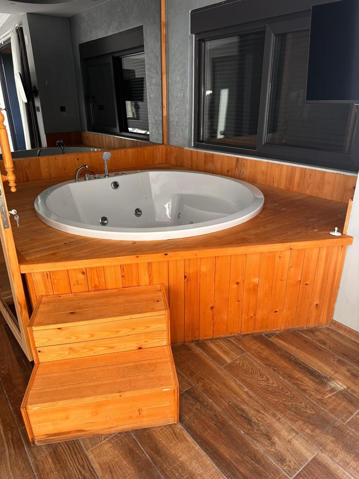 Villa Peaceful Villas-luxury-jacuzzi-sauna