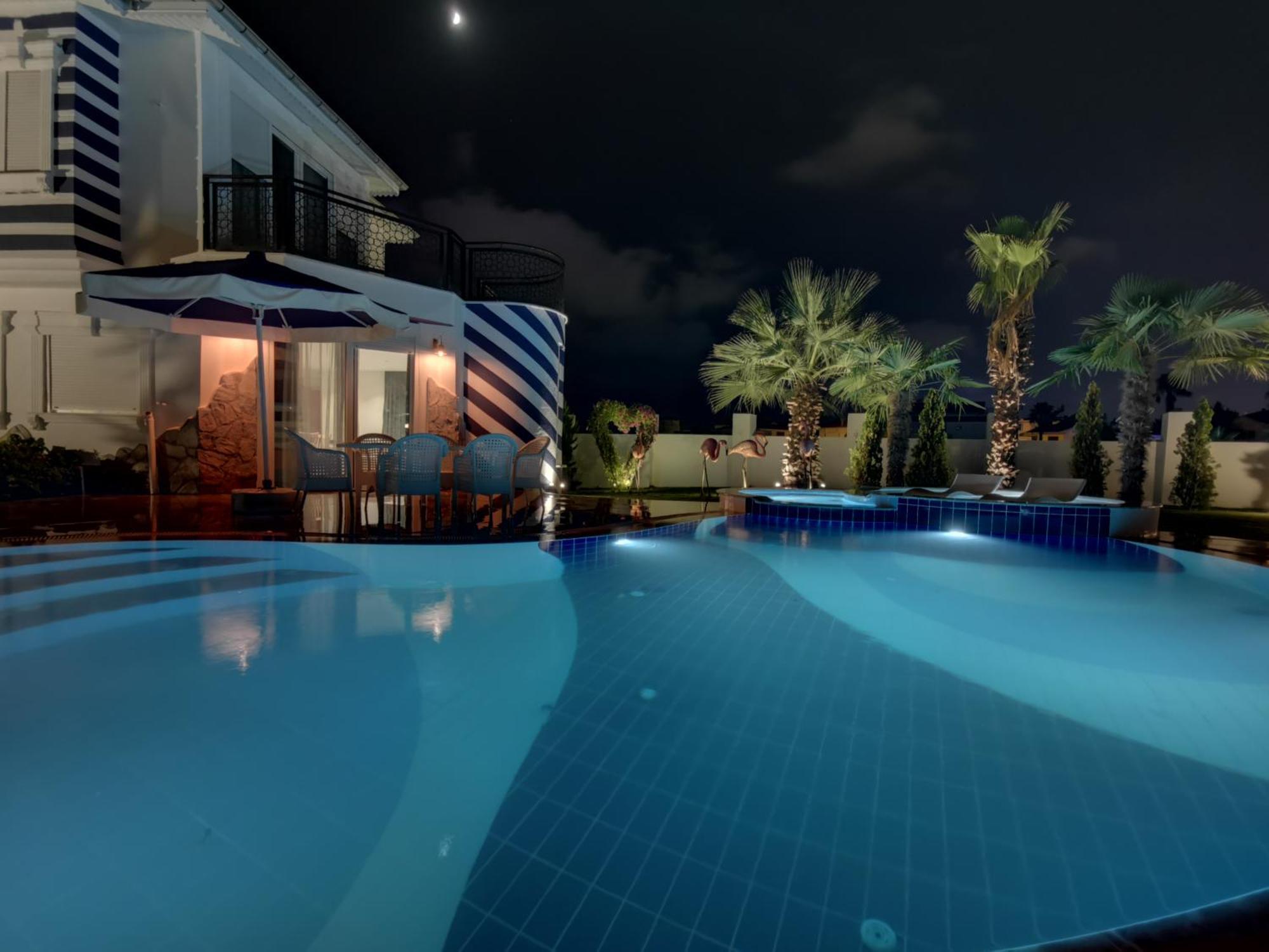 Red Premium Vip// Custom Design With Turkish Bbq+prvt Swmg Pool Villa