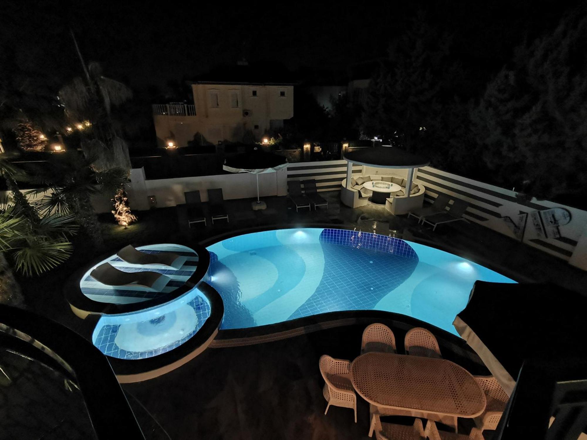 Villa Red Premium Vip// Custom Design With Turkish Bbq+prvt Swmg Pool *