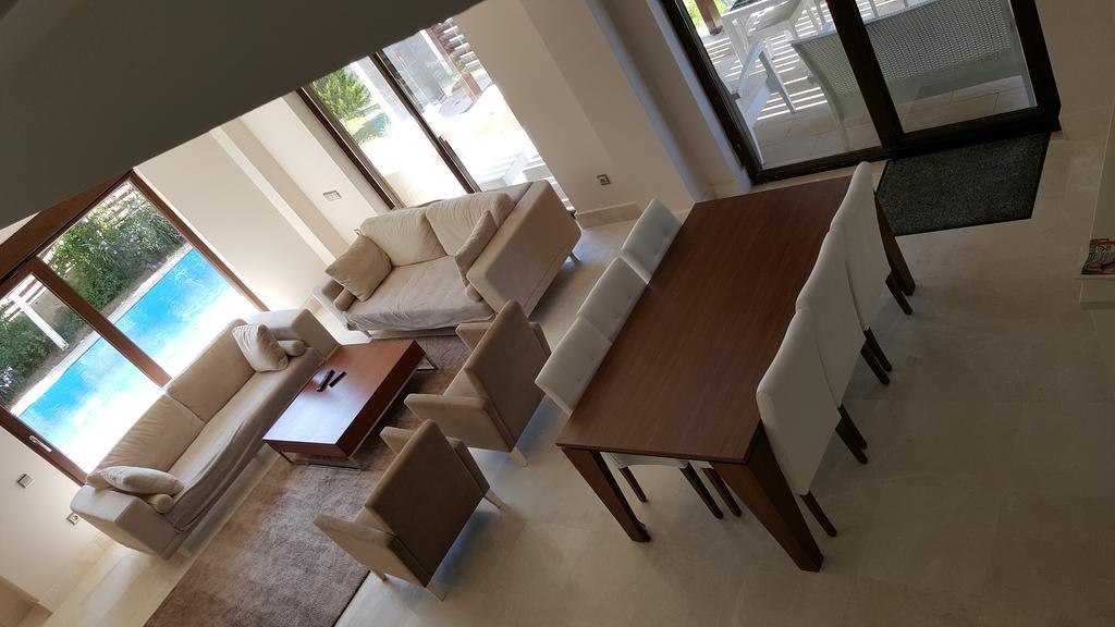 Larissa Villalari Villa *