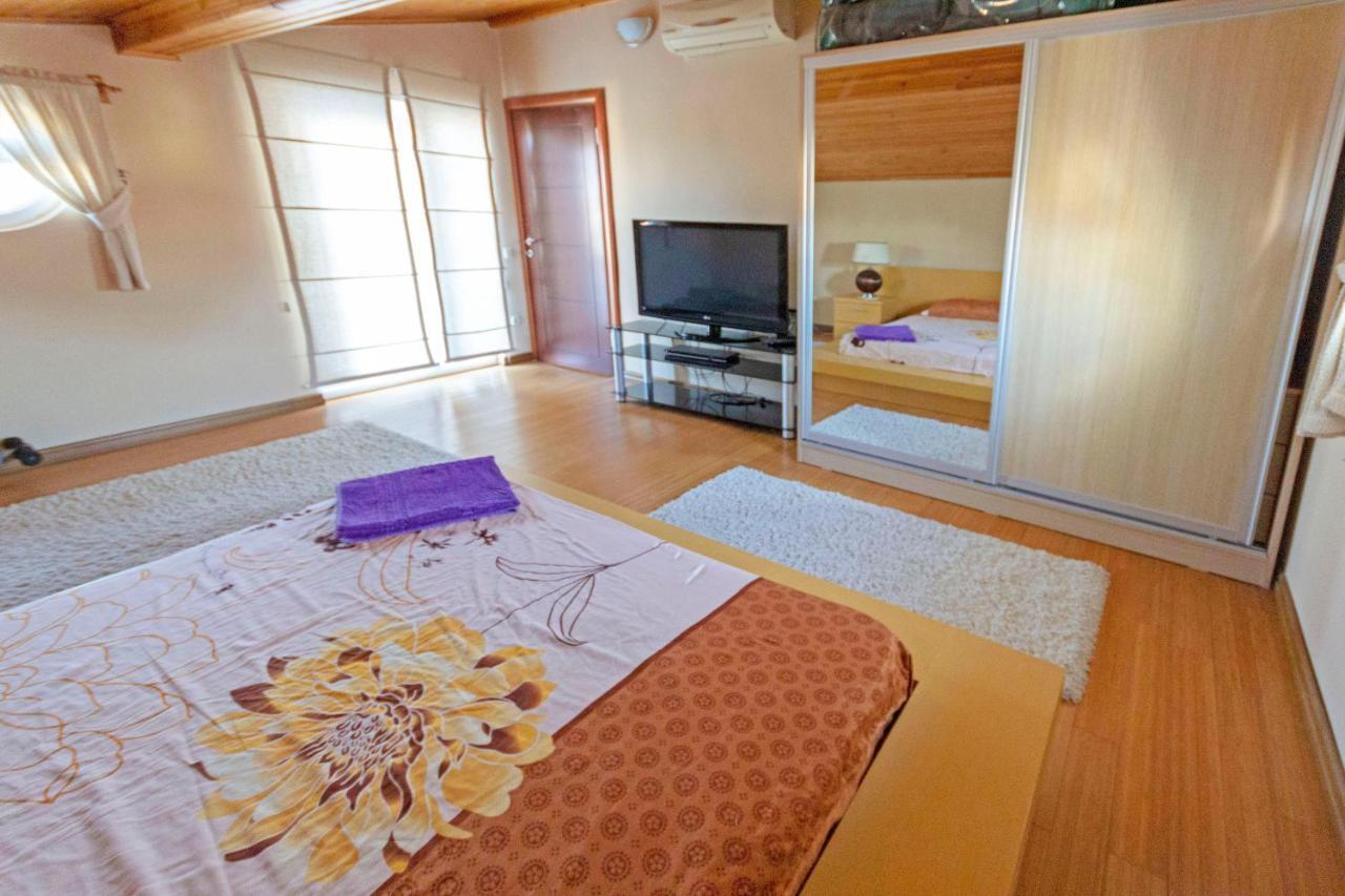 Paradise Town Hadrian 100 Mbps Free Wifi
