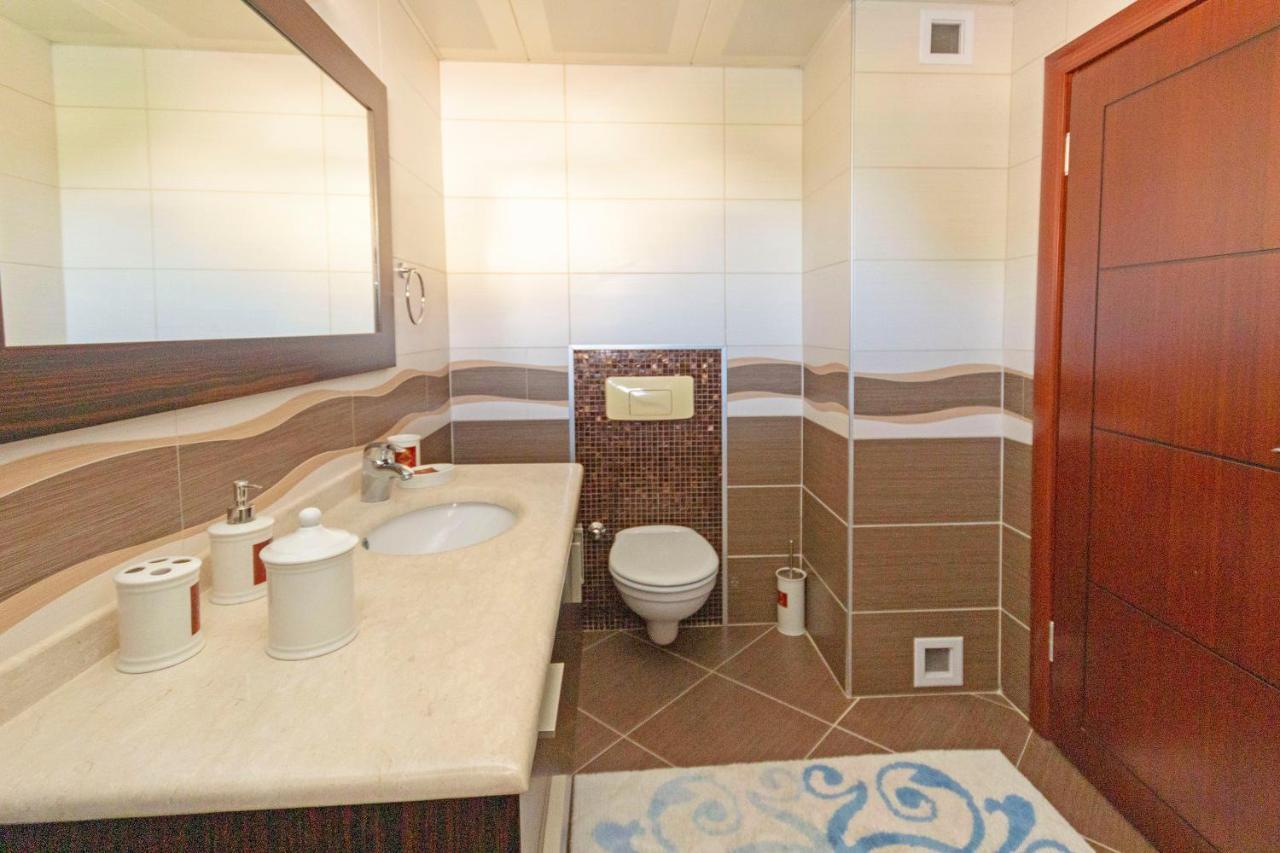 Paradise Town Hadrian 100 Mbps Free Wifi