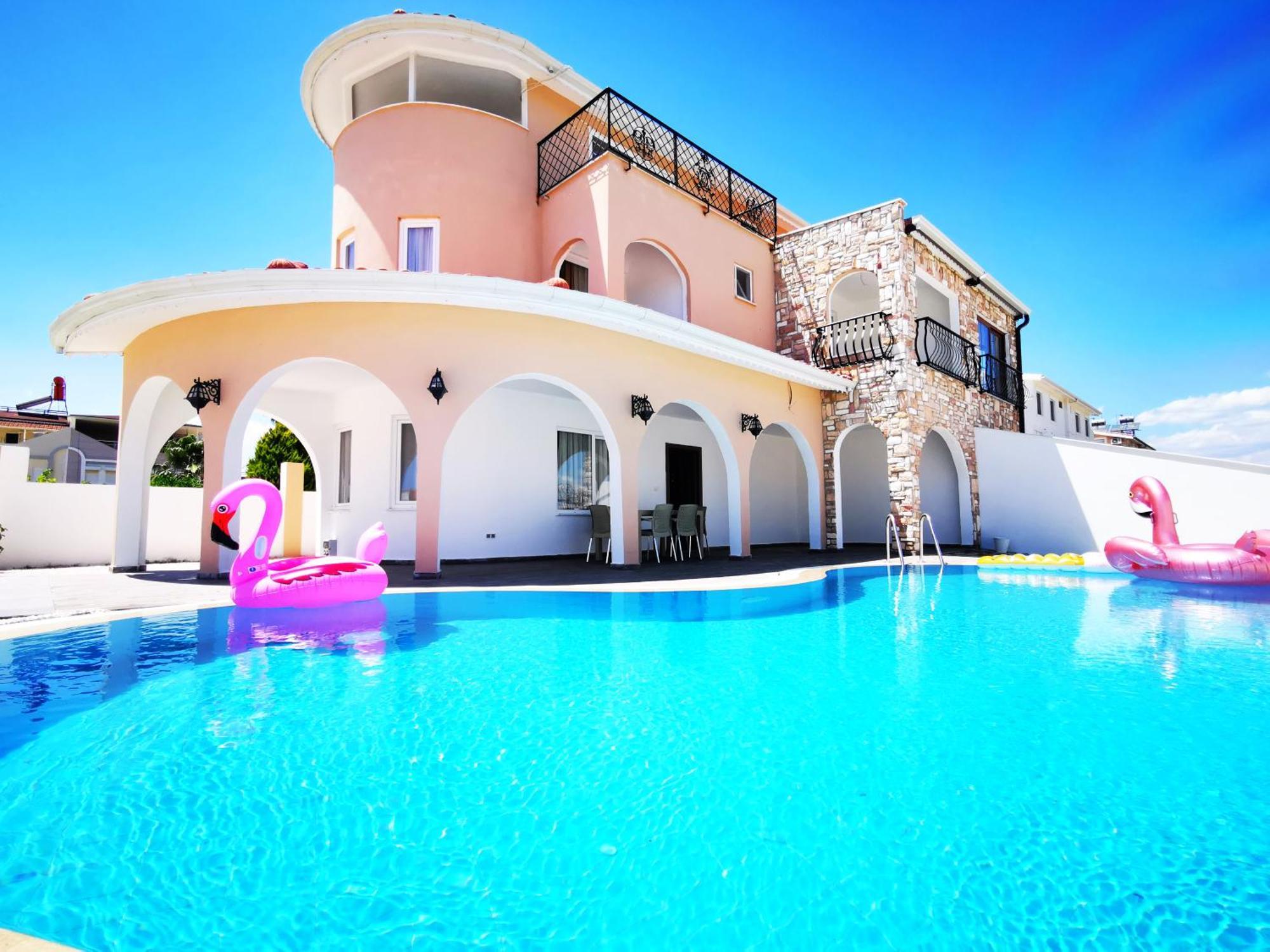 Red F33 Oezel Tasarimli Villa *