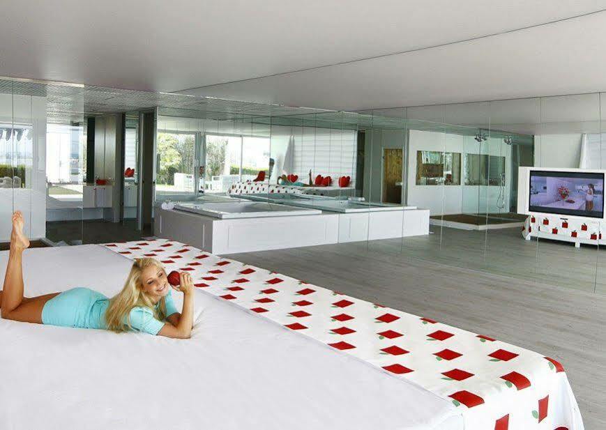 Adam & Eve - Adult Only 5*