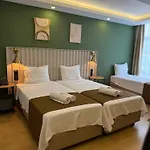 Red Castle Hotel & Pub